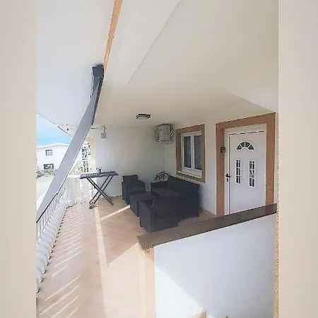 Two Bedroom Bambi Вир