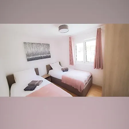 Two Bedroom Bambi * Vir
